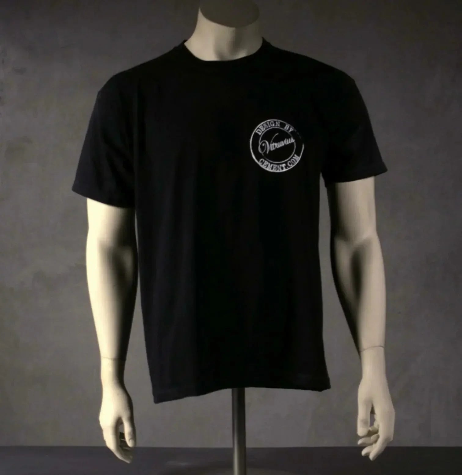 DBC T-shirt med Design by Cement-logotyp på brystet