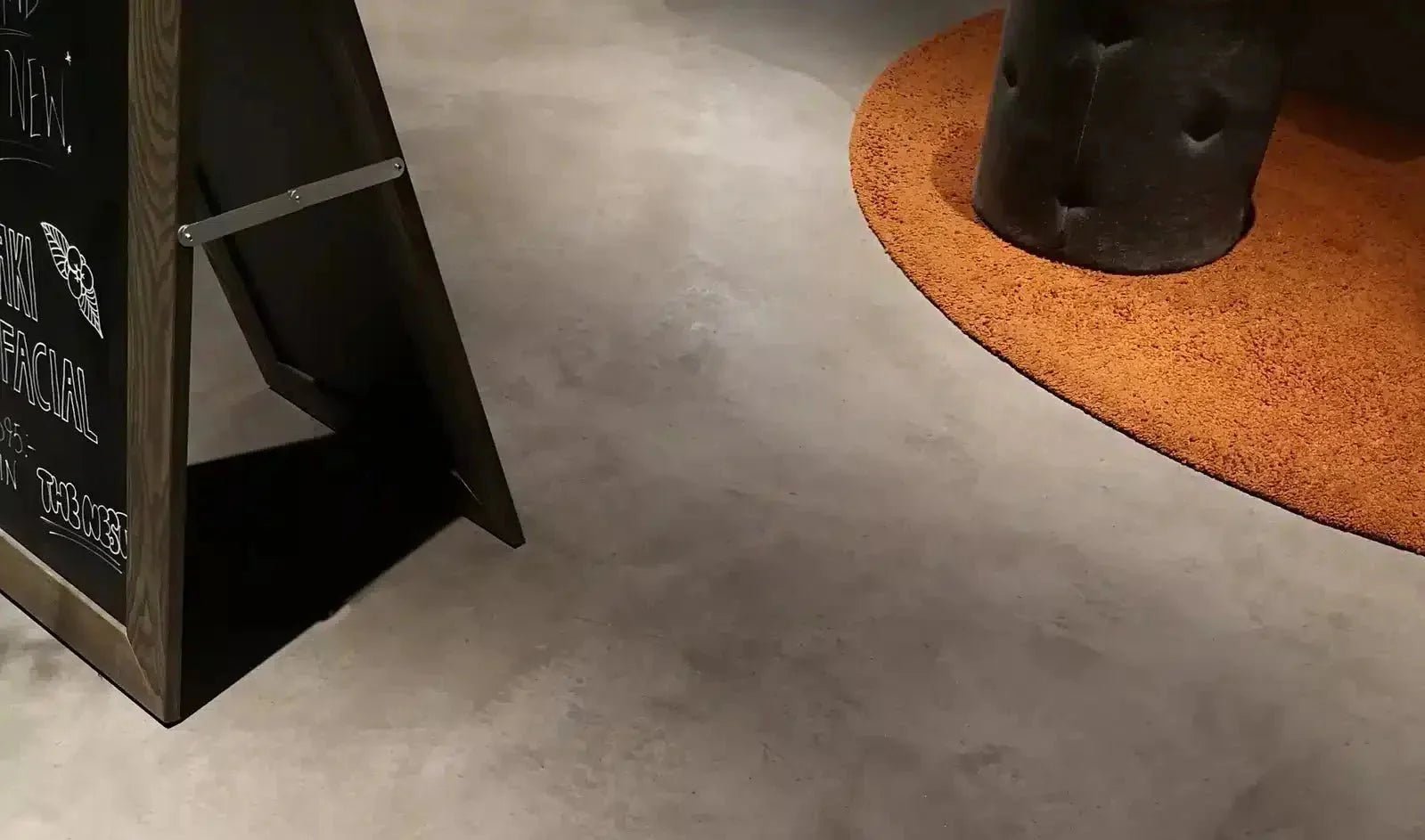 Vad är microcement? Den kompletta guiden (2026) - Design By Cement - Svensk Microcement, kompletta system för badrum, golv, väggar och bänkskivor