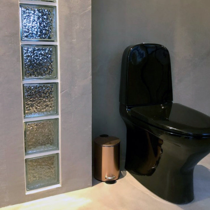 Badrum i Svart microcement – glasblock, toalett