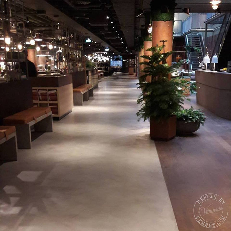 Golv i Gråbeige microcement – restauranggolv, bänkar, växter