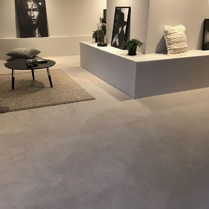 Golv i Ljusgrå microcement – utställning, konst, kuddar