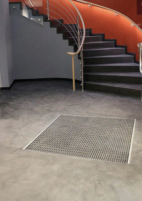 Golv i Mörkgrå microcement – rund, trappa
