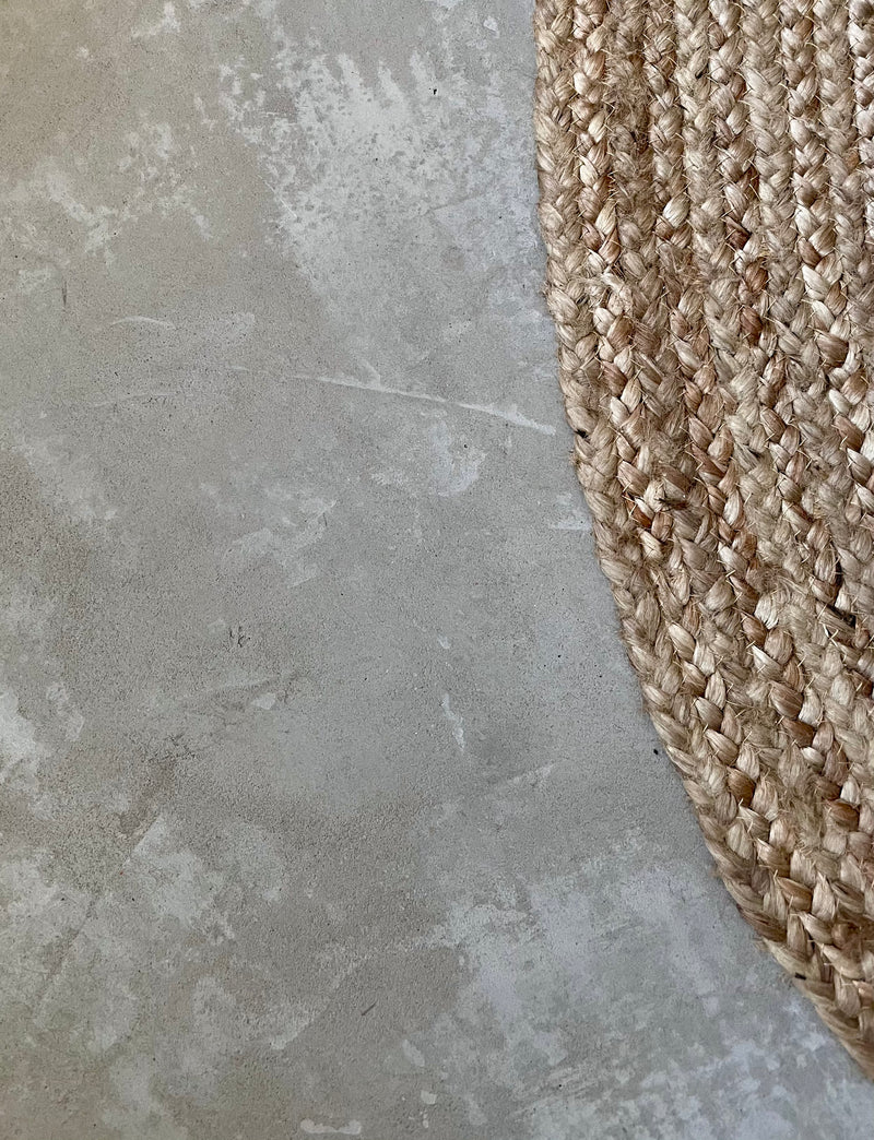 Golv i Betonggrå microcement – jutematta, kant