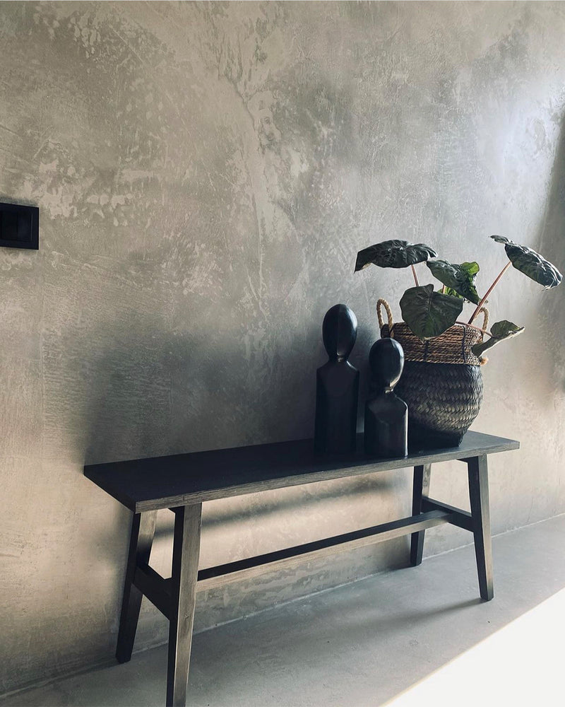 Vägg i Mörkgrå microcement – bänk, dekor
