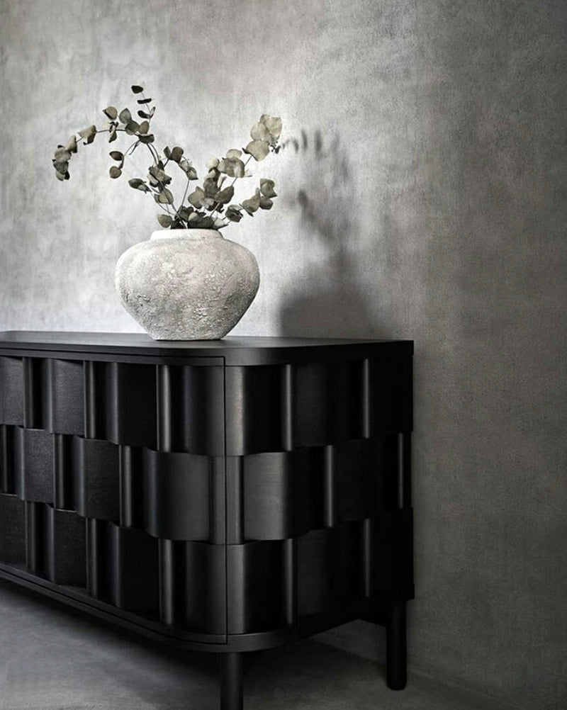 Vägg i Mörkgrå microcement – sideboard, vas
