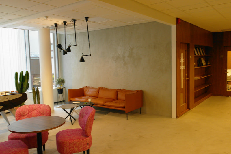 Vägg i Övrigt microcement – kontorslounge, soffa