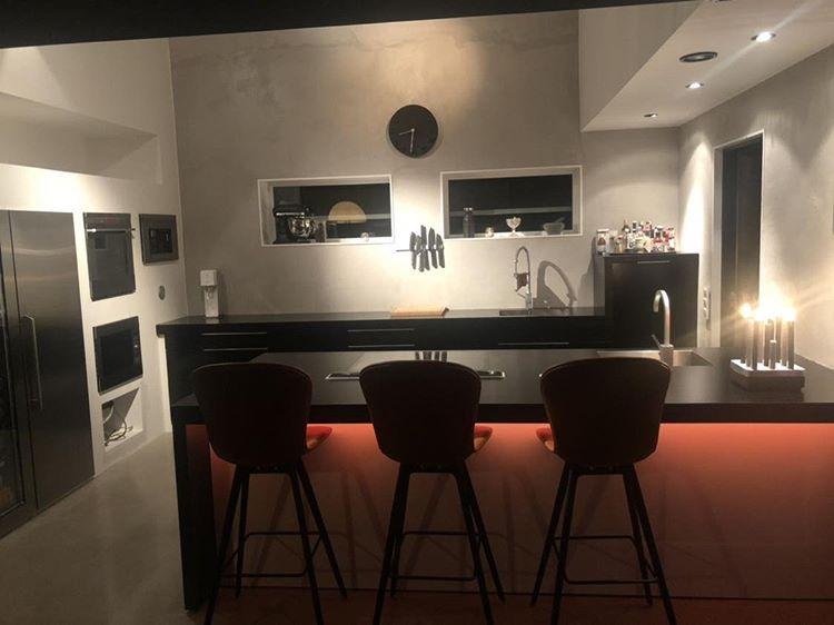 Vägg i Gråbeige microcement – kök, bar, röd, belysning