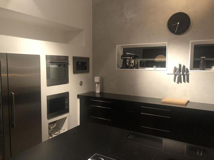Vägg i Svart microcement – kök, ugn