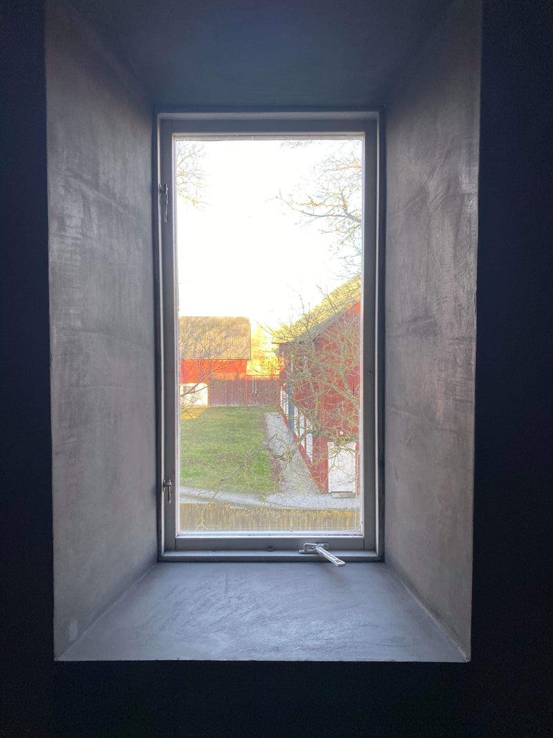 Vägg i Betonggrå microcement – fönsternisch, utsikt, gård