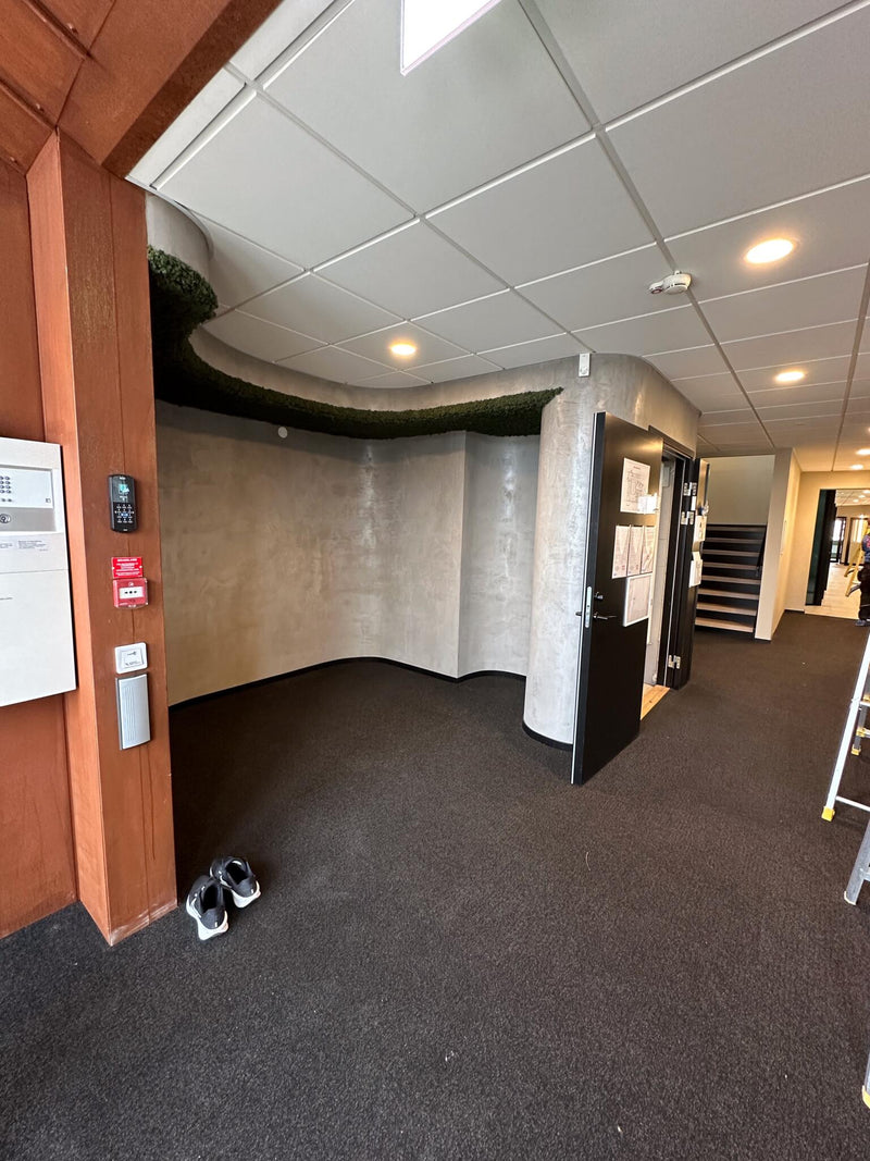 Vägg i Gråbeige microcement – böljande, kontorsvägg, mossa