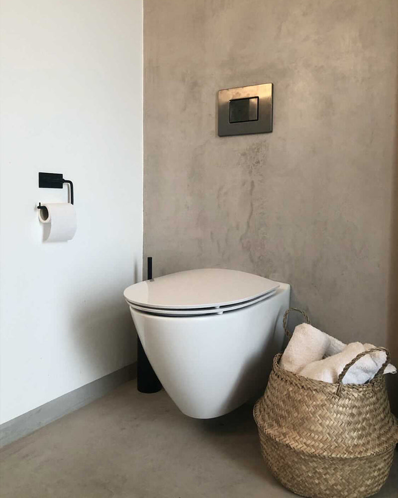 Badrum i mörkgrå microcement – toalett, hall