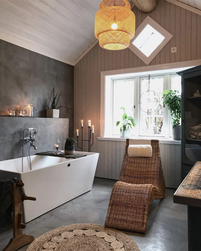 Badrum i gråbeige microcement – badkar, trädetaljer