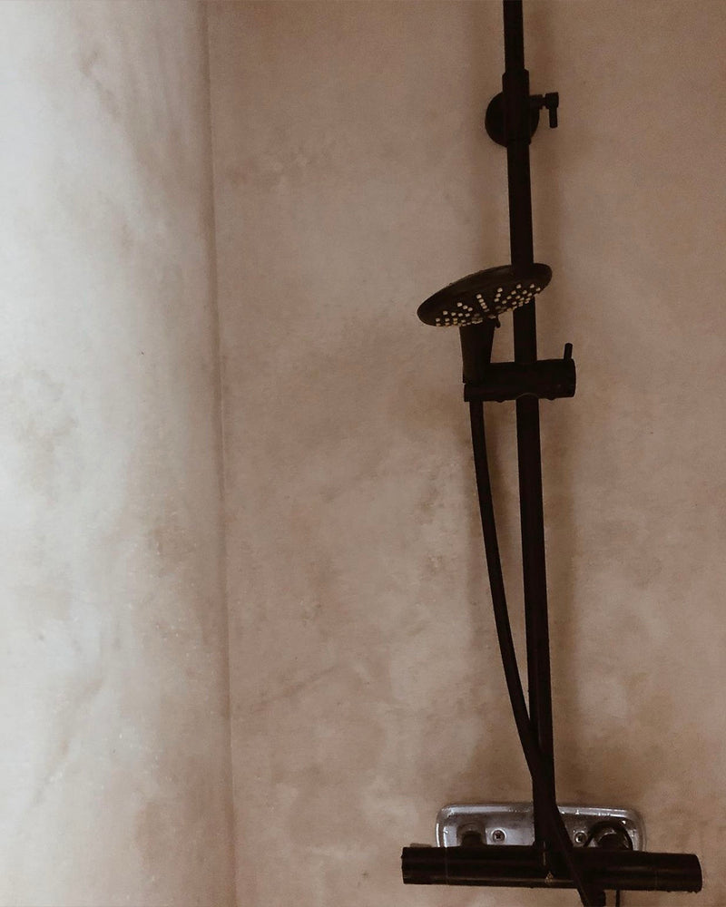 Badrum i gråbeige microcement – dusch