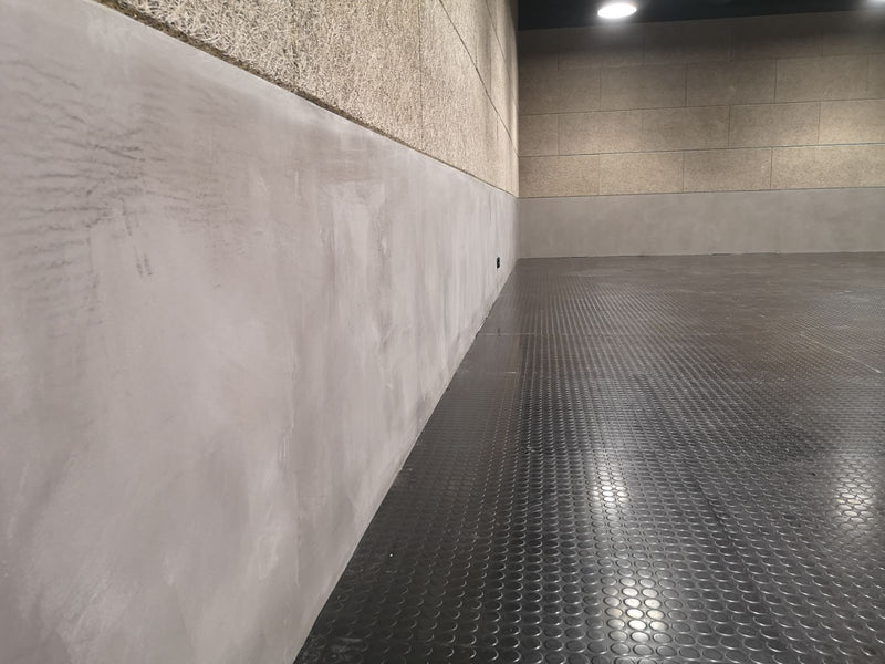 Golv i mörkgrå microcement – verkstadsgolv, ränflermönster