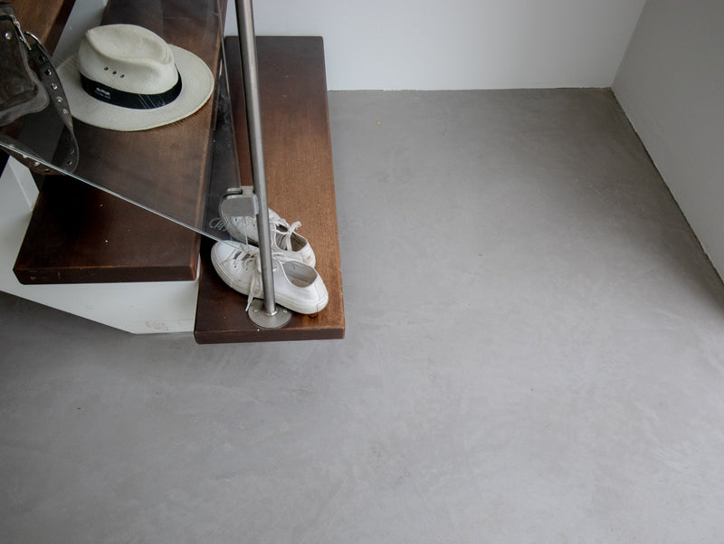 Golv i ljusgrå microcement – trappa, hatt, skor