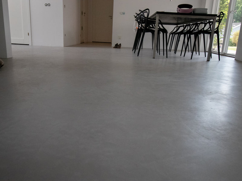 Golv i ljusgrå microcement – vardagsrum, matbord
