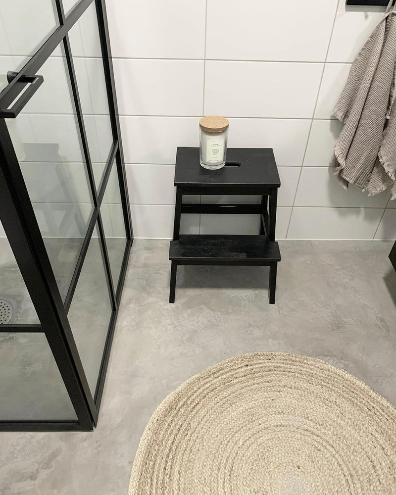 Golv renoverat med ljusgrå microcement - efter