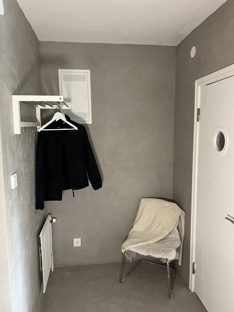 Vägg i ljusgrå microcement – hall, kläder, element