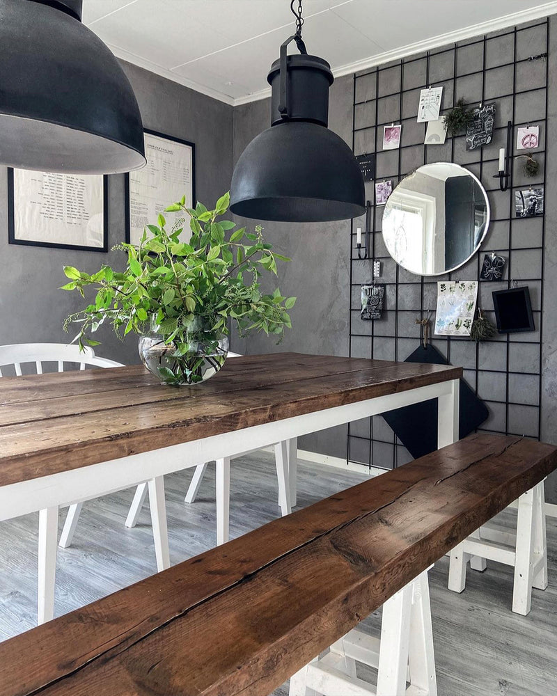 Vägg i mörkgrå microcement – matbord, gran