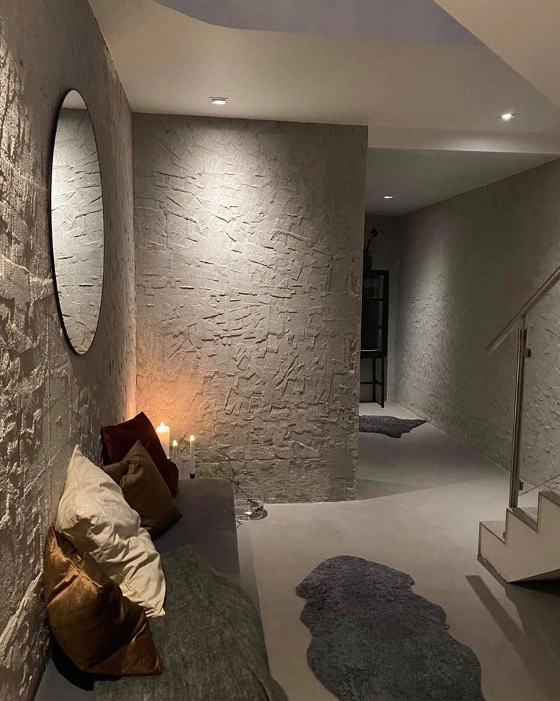 Vägg i gråbeige microcement – hall, spegel