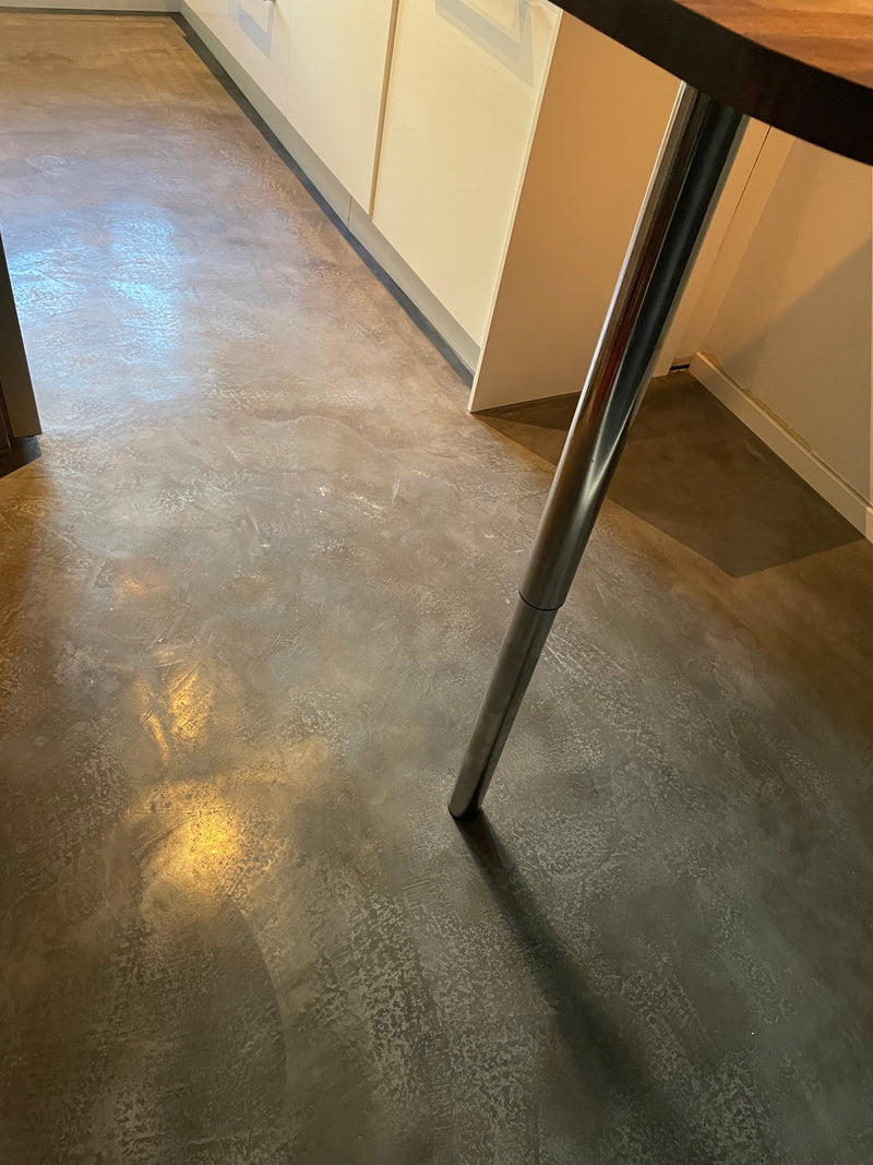 Bänkskiva i Övrigt microcement – metallic yta, närbild