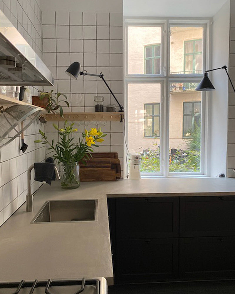 Bänkskiva i sandvit microcement – fönster