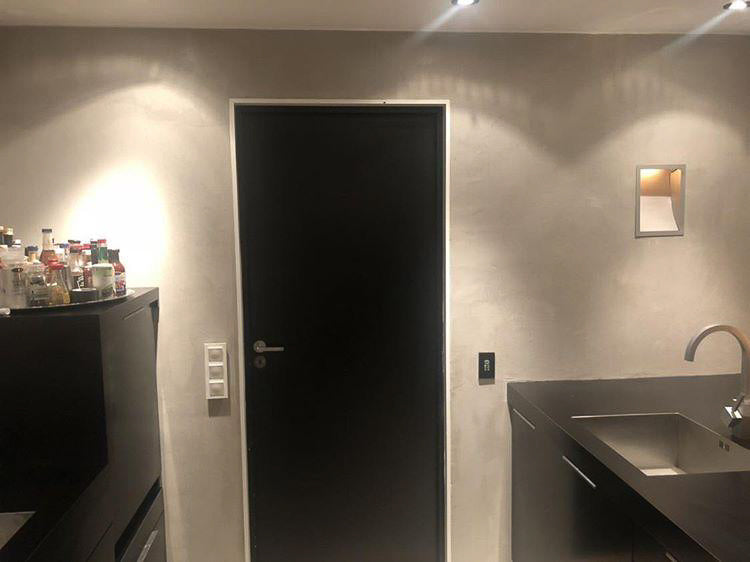 Kök i svart microcement – diskho, dörr