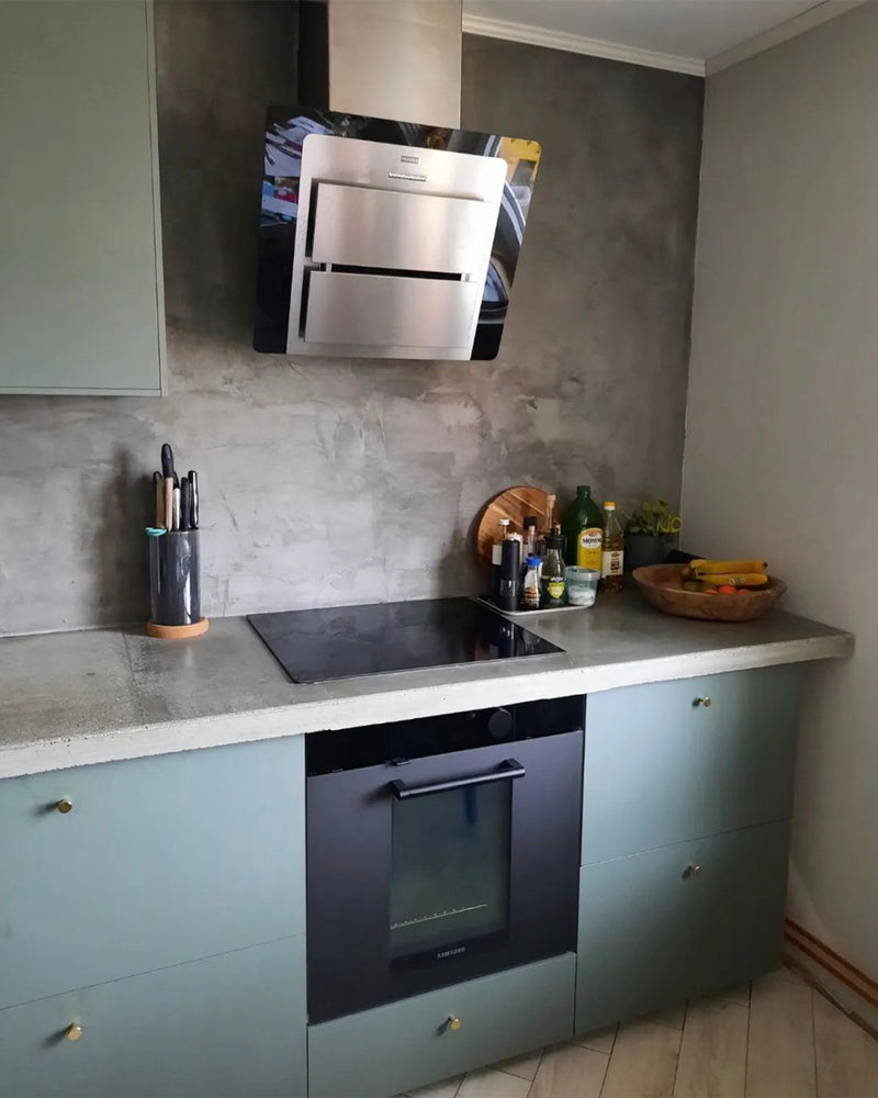 Kök i ljusgrå microcement – stänkskydd