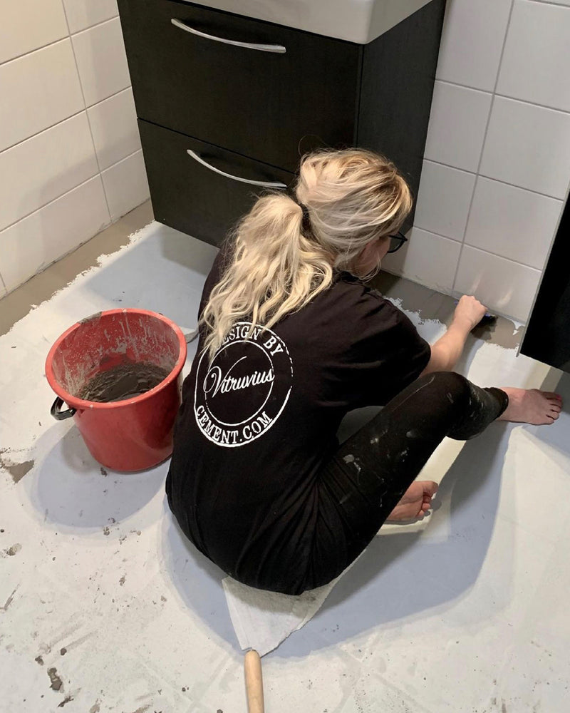 Interiör i betonggrå microcement – processbild, läggning