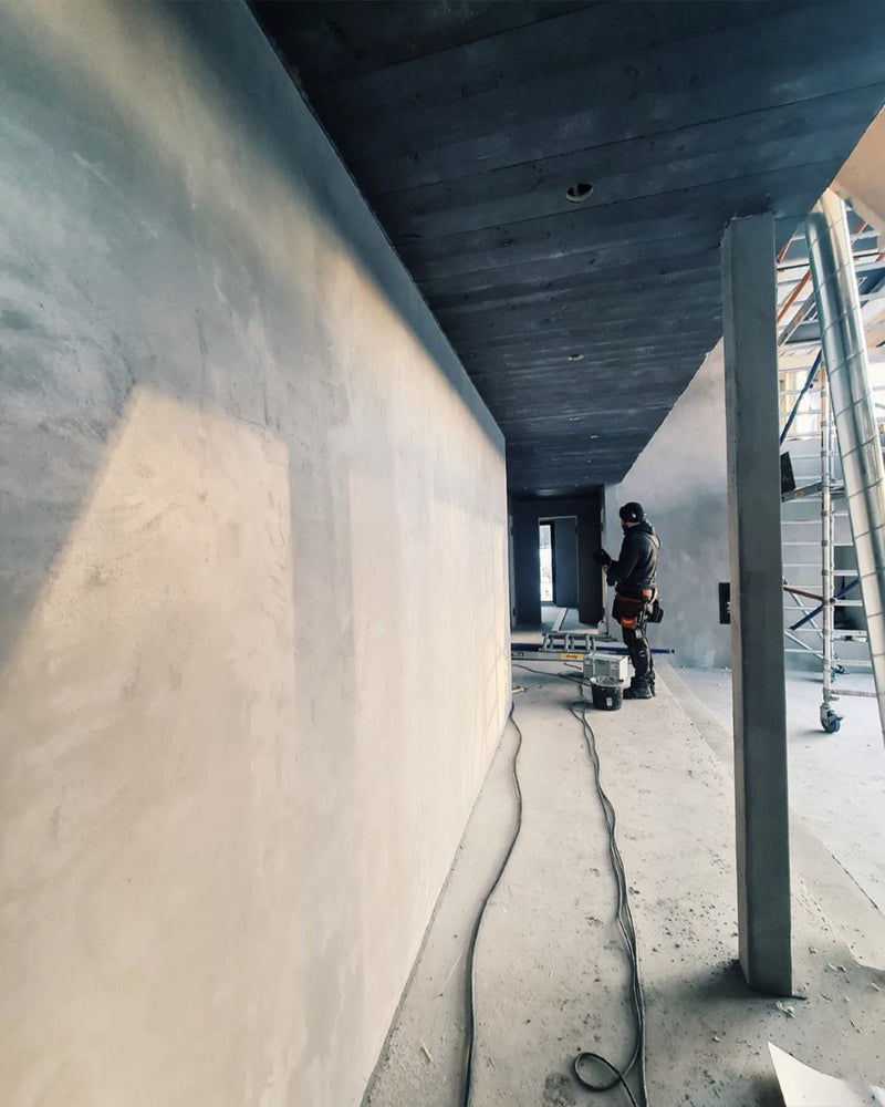 Interiör i betonggrå microcement – processbild, gjutning