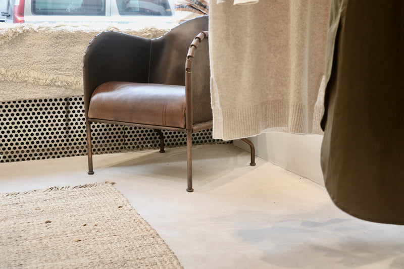 Interiör i Övrigt microcement – butiksmiljö, stol, läder