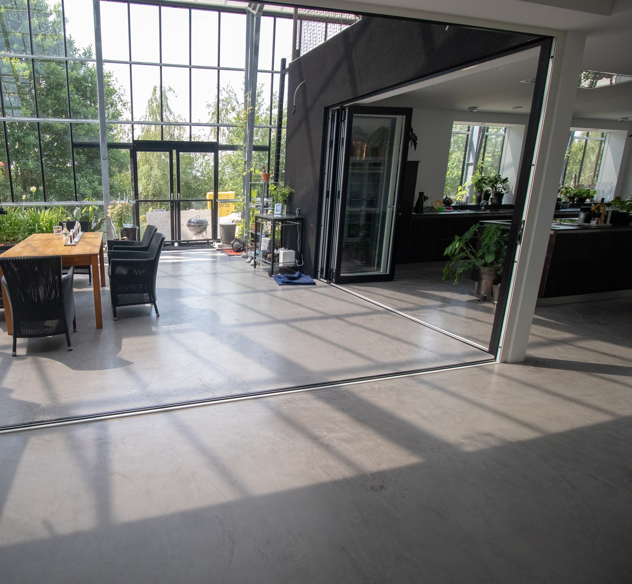 Microcement applicerat på badrum – fogfri betongyta i grå ton
