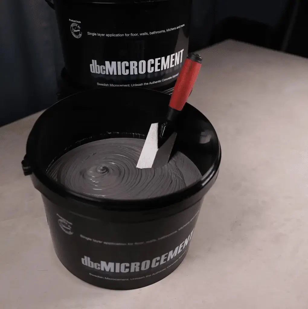 dbcMICROCEMENT readymix-hink öppnad med microcement-massa
