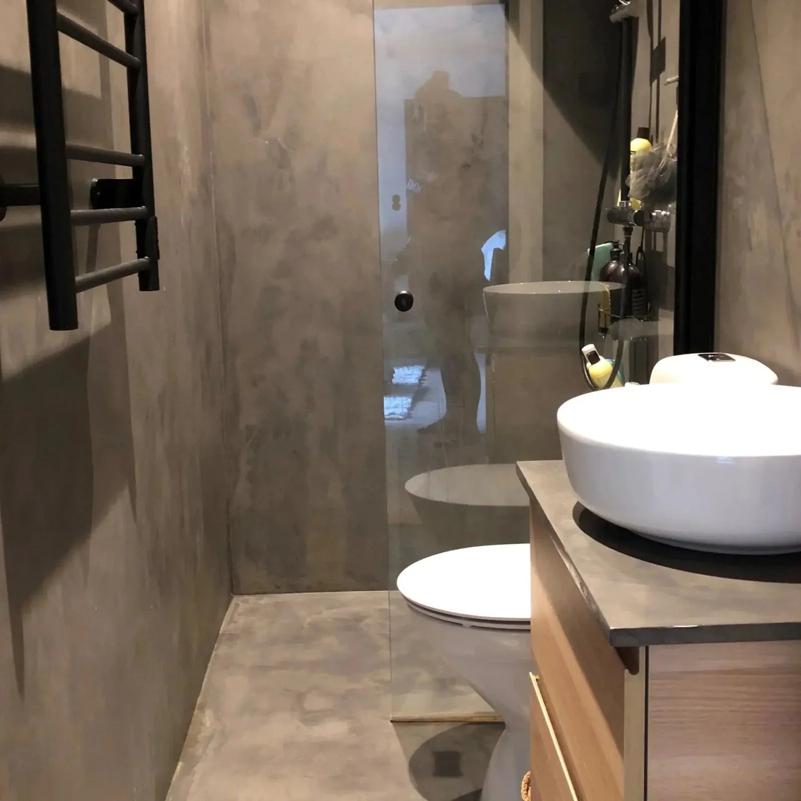 Detalj av microcement-yta i badrum med betongstruktur och naturlig ton