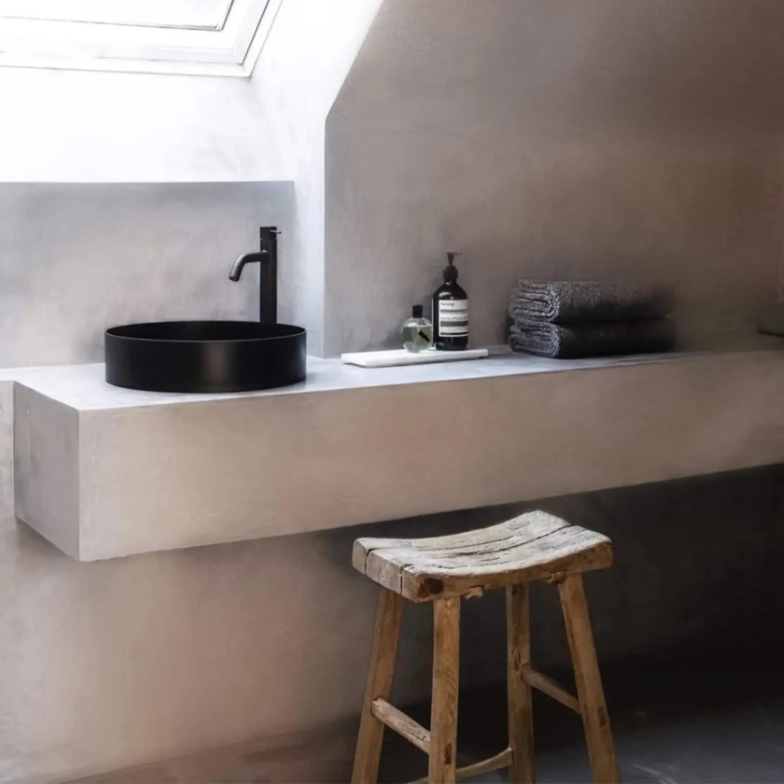 Enhetlig microcement-yta i badrum utan kakelfogar