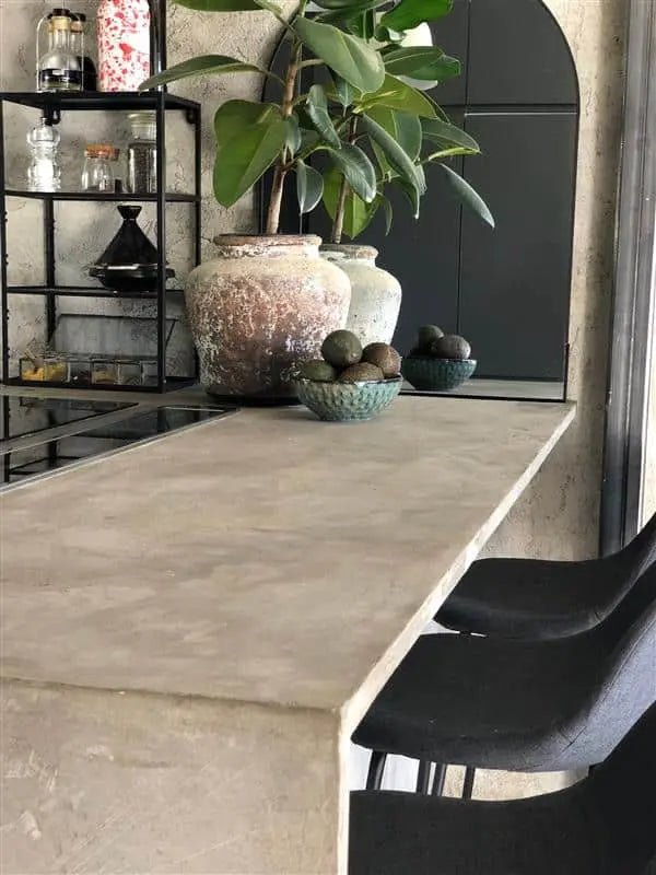 Microcement-bänkskiva med sömlös yta och naturlig struktur