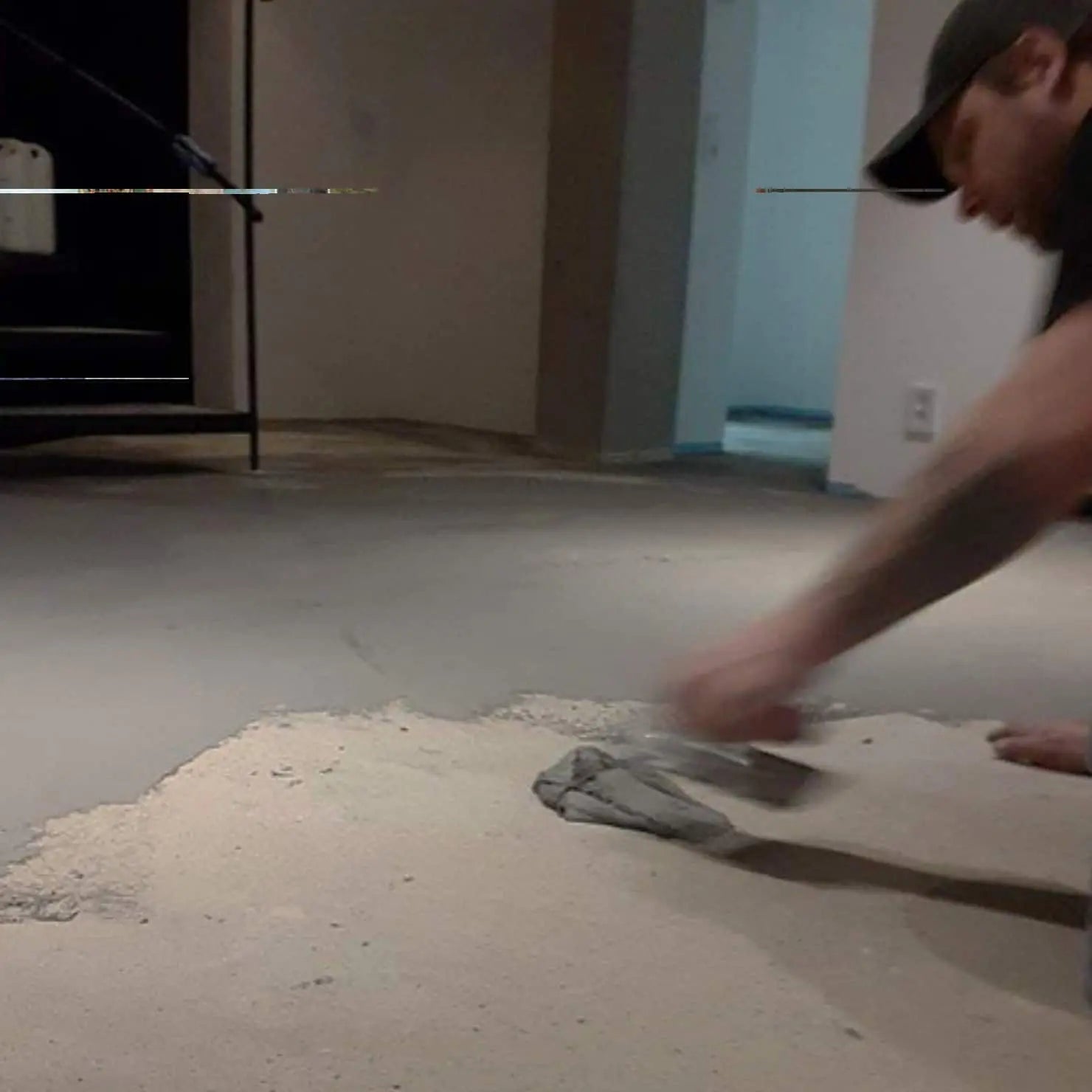 Proffs applicerar microcement på golv med utläggare