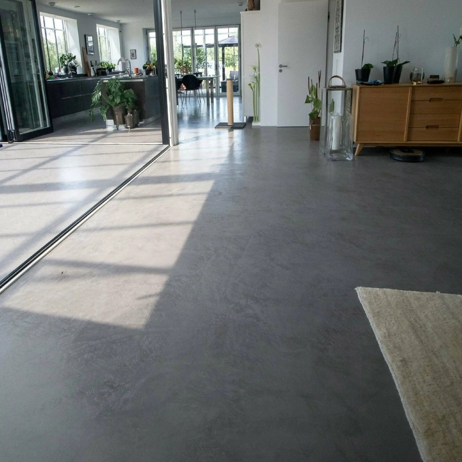 Ljust microcement-golv med naturlig betongstruktur