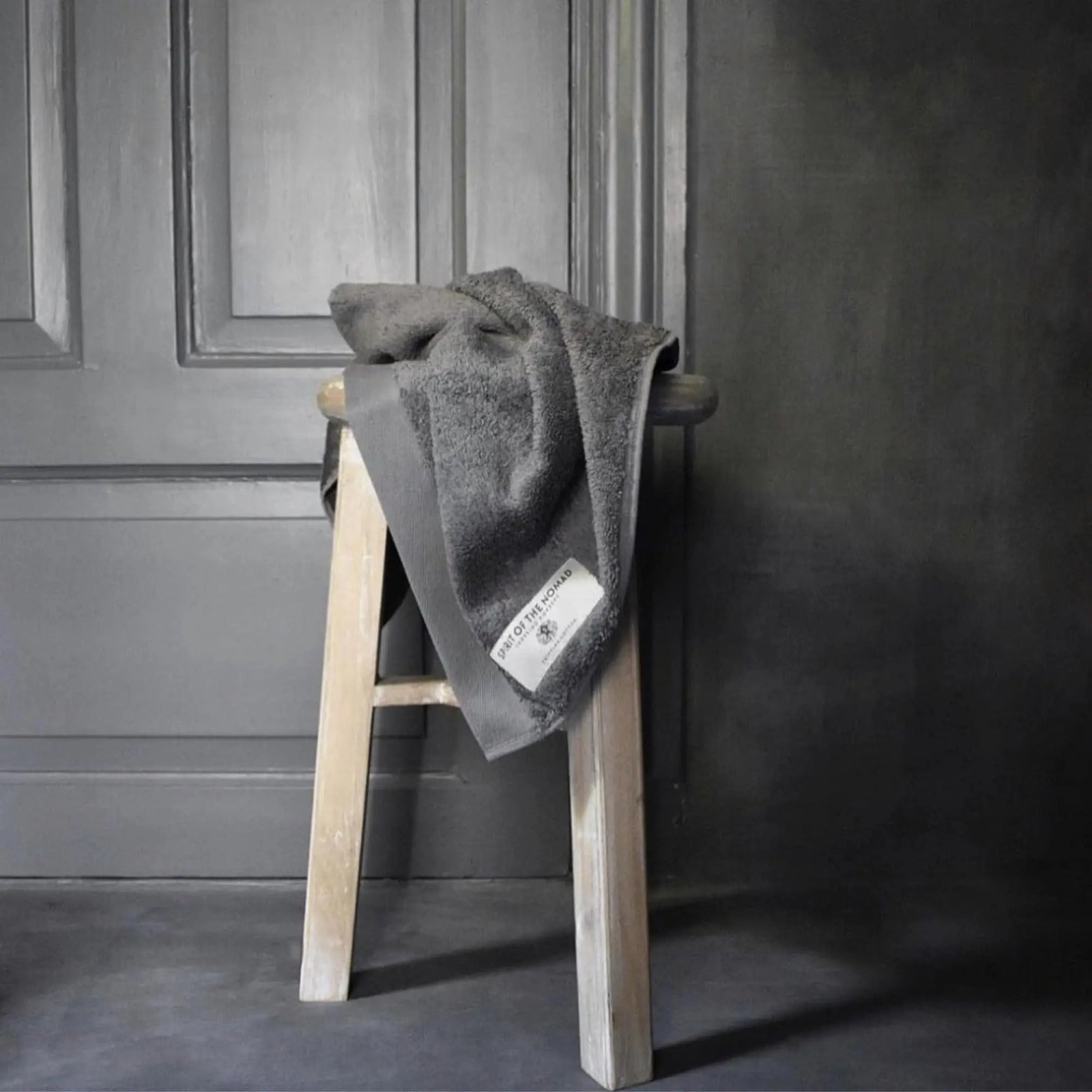 Microcement-vägg i vardagsrum med minimalistisk design