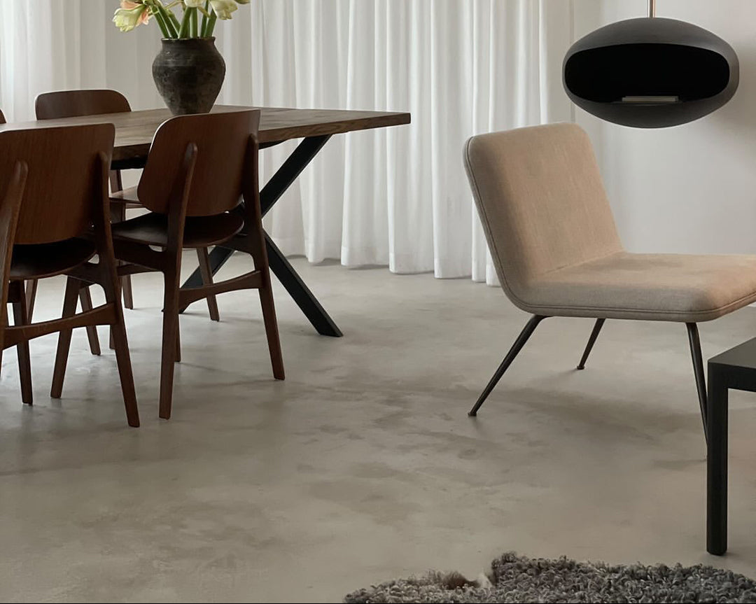 Microcement golv i modern bostad – fogfri yta med naturlig betongkänsla